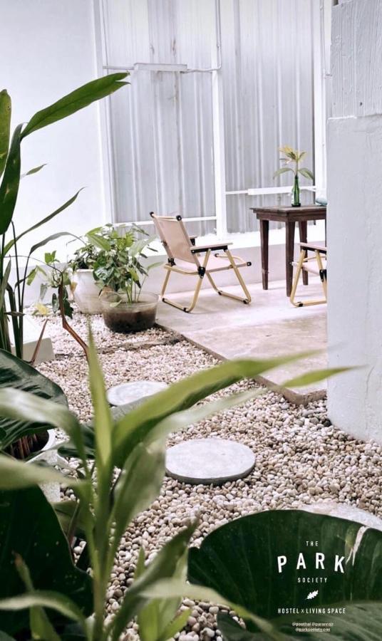 The Park Society Hostel Chiang Mai Bagian luar foto