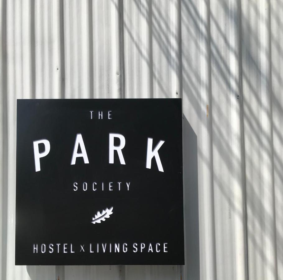 The Park Society Hostel Chiang Mai Bagian luar foto